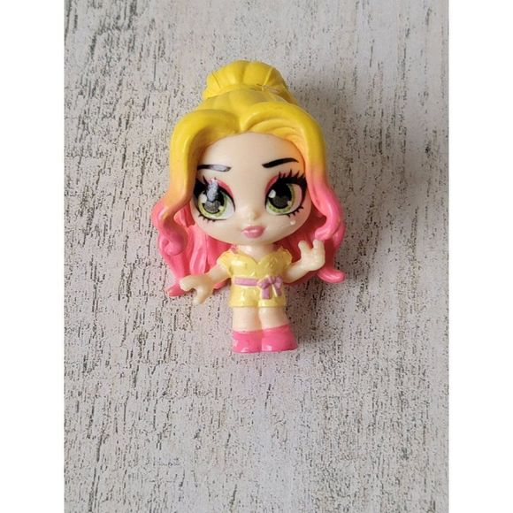 Miniature blonde pink girl doll makeup accessory toy figure - Picture 2 of 3